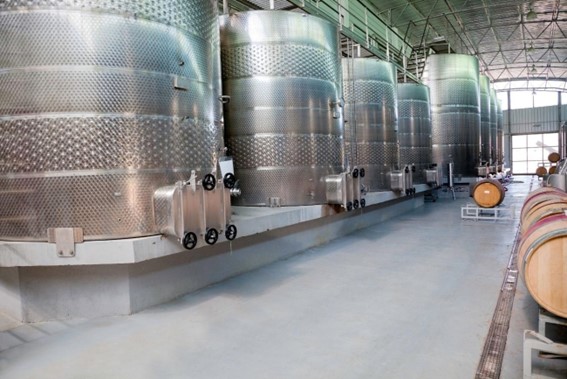 Os tanques de fermentação são vitais para manter a qualidade do vinho.